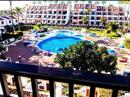 vista sulla piscina e su un hotel di Ocean and pool view - Apartamento Parque Santiago 2 ad Arona