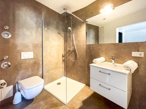 een badkamer met een douche, een toilet en een wastafel bij Stilvolles Apartment mit Parkplatz, barrierefrei in Reinheim