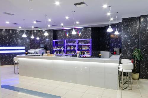 Ο χώρος του lounge ή του μπαρ στο Galini Sea View