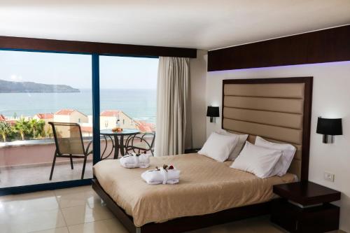 Postel nebo postele na pokoji v ubytování Galini Sea View