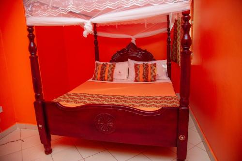 Ein Bett oder Betten in einem Zimmer der Unterkunft Richy Hotels and Safaris