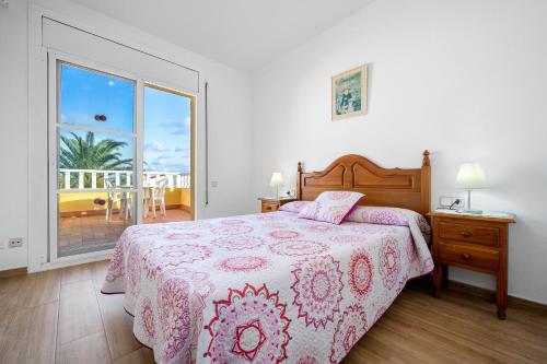una camera con letto e vista sull'oceano di Villa Amador a L'Ampolla