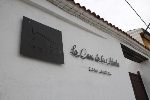 una señal en el lateral de un edificio en Casa Rural La Casa de la Abuela, en Méntrida