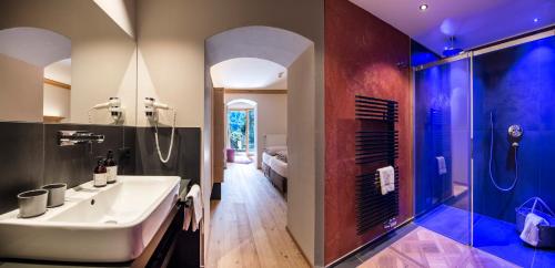 een badkamer met een wastafel en een douche bij Hotel Paradies in Tires