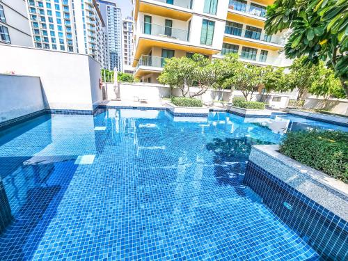 uma piscina no meio de um edifício em STAY BY LATINEM Luxury Studio Holiday Home G2-2507 near Burj Khalifa no Dubai