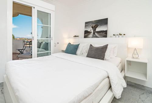 A bed or beds in a room at SAT2 - Modern 2 bedroom apartment with ocean view
