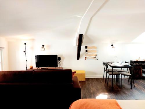 TV a/nebo společenská místnost v ubytování Studio Cosy dans le centre historique WIFI