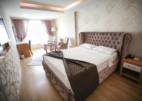 A bed or beds in a room at Bayazıt Hotel