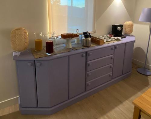 een eiland in een kamer met wat eten erop bij Vila Marim Country Houses in Mesão Frio