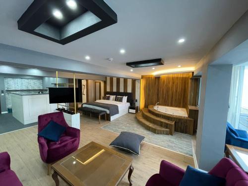 een woonkamer met een bed en een bad bij Mira Hotel Boutique in Izmir