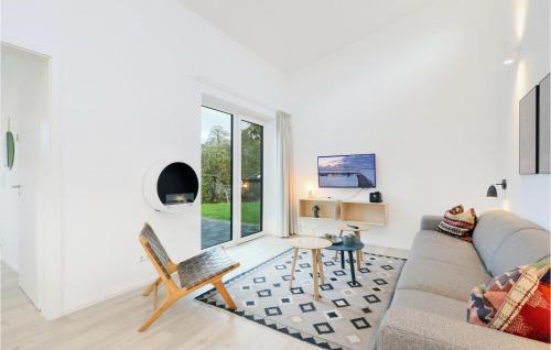 a living room with a couch and a table at Awesome Home In Lembruchdümmer See in Lembruch