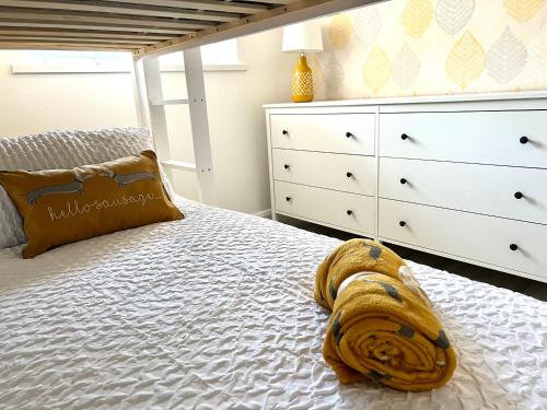 Un dormitorio con una cama con una manta amarilla. en Stylish 3 bedroom seaside escape - newly renovated, en Paignton