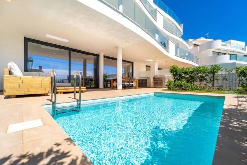 - une piscine dans l'arrière-cour d'une maison dans l'établissement HigueronRentals Mimosa, à Malaga