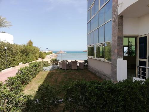 Cecelia resort في الغردقة: مبنى ذو فناء بجوار الشاطئ