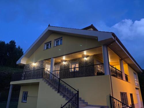 um grande edifício com escadas e luzes em Casa SobreMonte em Muxía