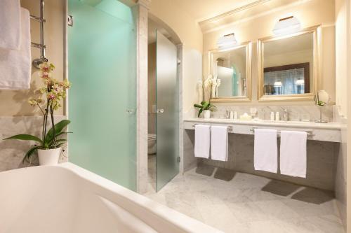 a bathroom with a tub and a sink at Almar Giardino di Costanza Resort & Spa in Mazara del Vallo