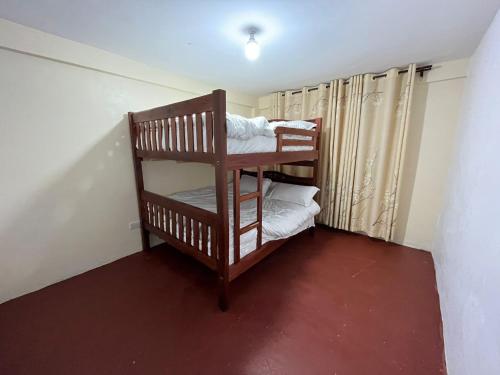 Katil dua tingkat atau katil-katil dua tingkat dalam bilik di Remarkable 2-Bed Apartment Cozy and Comfortable