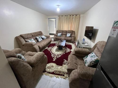 Ruang duduk di Remarkable 2-Bed Apartment Cozy and Comfortable