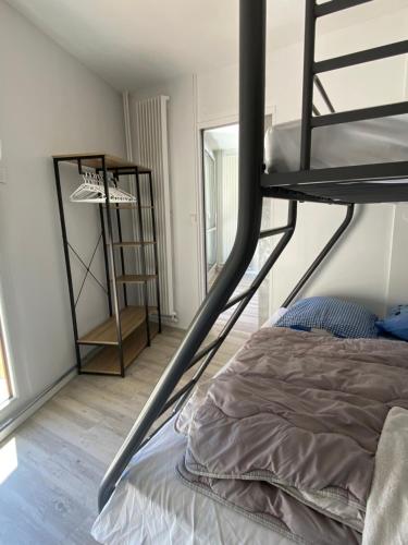 1 dormitorio con litera y espejo en CRÊTES DU VERCORS VUE MAGNIFIQUE, en Villard-de-Lans
