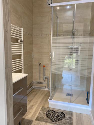 y baño con ducha y puerta de cristal. en CRÊTES DU VERCORS VUE MAGNIFIQUE, en Villard-de-Lans