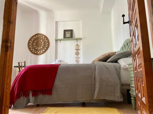 グラナダにあるBonito apartamento en Albaicinのベッドルーム1室(赤い毛布付きのベッド1台付)