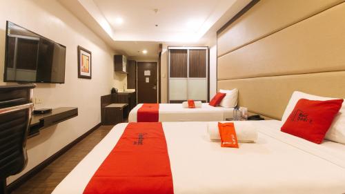 Un pat sau paturi într-o cameră la RedDoorz Premium @ West Avenue Quezon City