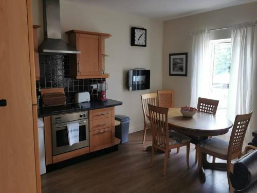 uma cozinha com uma mesa e uma sala de jantar em Newport Harbourside 2 bed Apartment with stunning views em Westport