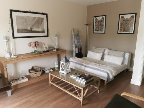uma sala de estar com uma cama e uma mesa em Newport Harbourside 2 bed Apartment with stunning views em Westport