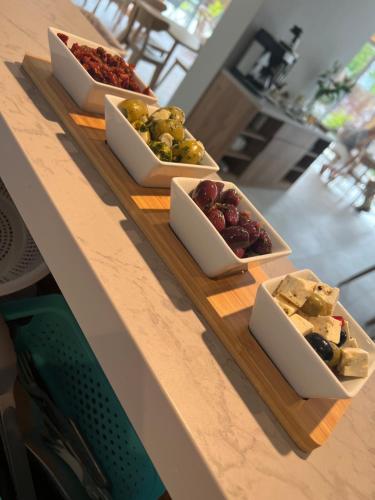 济夫努夫Villa nad Zalewem的柜台上放着四碗不同类型的食物。