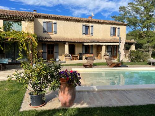 a house with a swimming pool in the yard at CARLIN Ferme Haute Prairie in Lourmarin