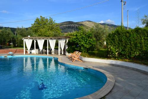 una piscina con una persona en el agua en B&B SEBA e PAOLA en Sonnino