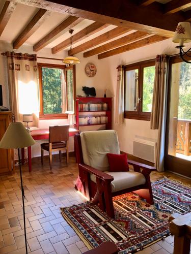 un salon avec un canapé et une chaise dans l'établissement Chalet Rivière du Bon Nant Location de 6 à 14 personnes en Haute Savoie, à Saint-Gervais-les-Bains