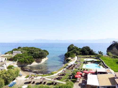 Blick auf ein Resort mit Pool und Strand in der Unterkunft Canal D' Amour by Estia in Sidari