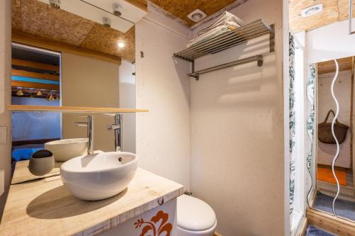 La salle de bains est pourvue d'un lavabo blanc sur un comptoir. dans l'établissement Studio à 500m de la plage Carcans, à Carcans