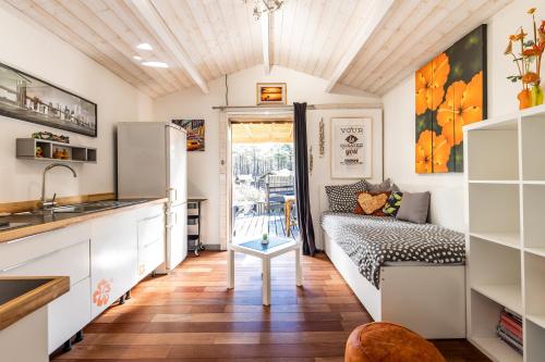 - une cuisine avec un canapé et une table dans une chambre dans l'établissement Studio à 500m de la plage Carcans, à Carcans