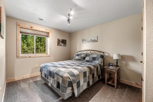 a bedroom with a bed and a window at Klassy Lodge in Sturgis