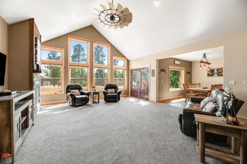 a large living room with a vaulted ceiling at Klassy Lodge in Sturgis