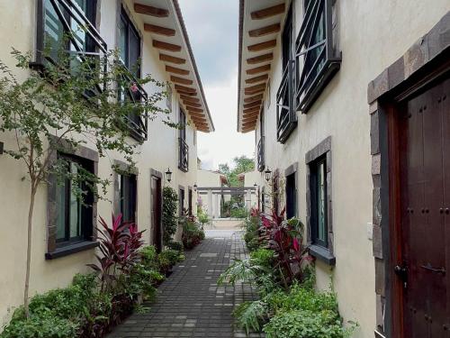 Tuscan style Grove House – Photos 3