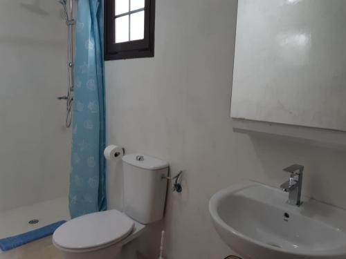 Ένα μπάνιο στο Apartamentos Cotillo Family