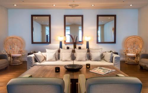 sala de estar con sofá y mesa en Precise Resort Bad Saarow - Golf & Spa, en Bad Saarow