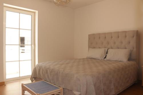 卡巴納斯·德·塔維拉的住宿－Apartamento Formosa Mar by YHA，一间卧室设有一张大床和大窗户