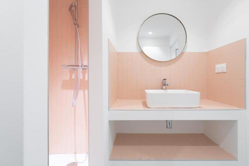 ein Bad mit einem Waschbecken und einem Spiegel in der Unterkunft T3 ** BALCON ** VIEUX PORT ** CENTRE in Marseille