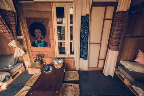 a small room with a table and a window at Tiệm Cà Phê Mer Homestay & Coffee Mộc Châu in Mộc Châu