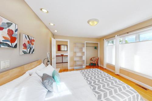 Un dormitorio con una gran cama blanca y una ventana en Malletts Bay Getaway en Colchester