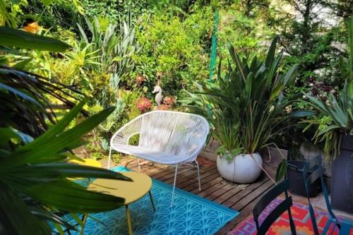 une terrasse avec 2 chaises, une table et des plantes dans l'établissement Nice studio 30 m with terrace and pool, à Antibes