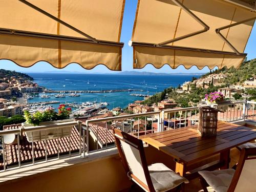 balcón con mesa y vistas al océano en Terrazza 81, en Porto Santo Stefano