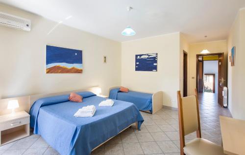 ein Schlafzimmer mit einem blauen Bett und einem Stuhl in der Unterkunft B&B Le Vedute in Rende