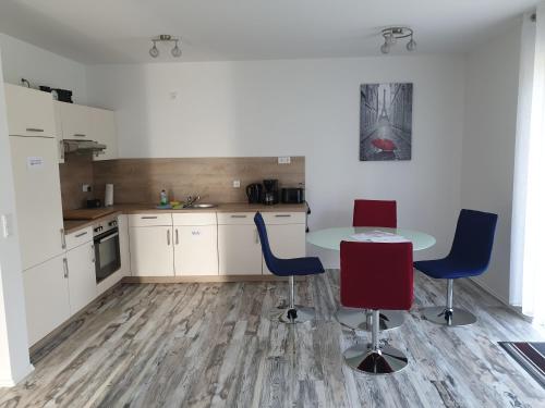 a kitchen with a table and chairs in a room at Ferienwohnung mit Terrasse in Neustrelitz