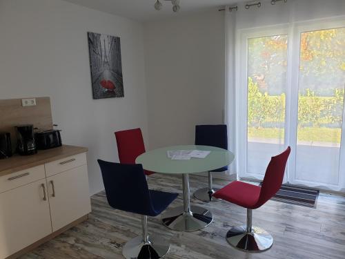 a kitchen with a table and chairs and a window at Ferienwohnung mit Terrasse in Neustrelitz
