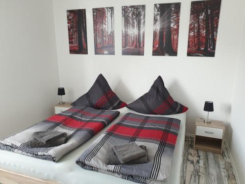 two beds sitting next to each other in a bedroom at Ferienwohnung mit Terrasse in Neustrelitz